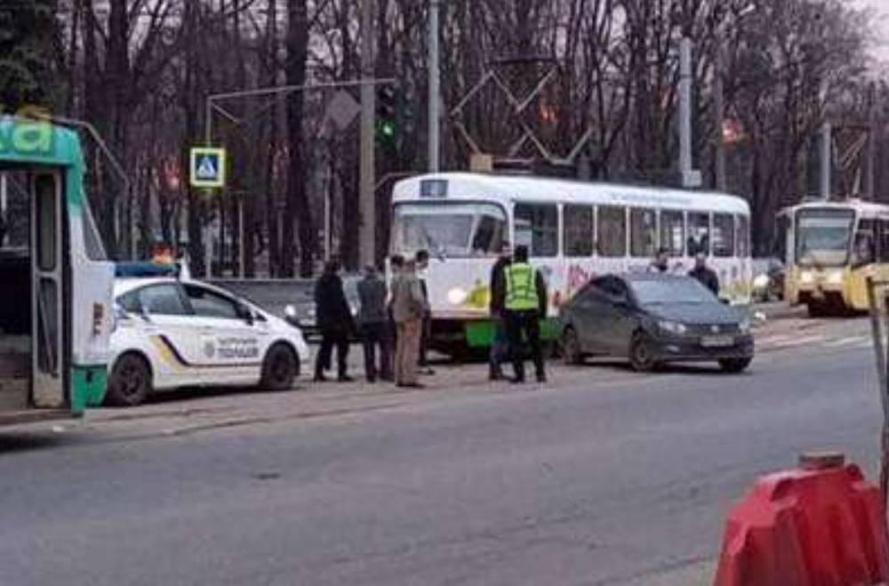 Движение заблокировано в обе стороны: авария в Харькове остановила транспорт, фото