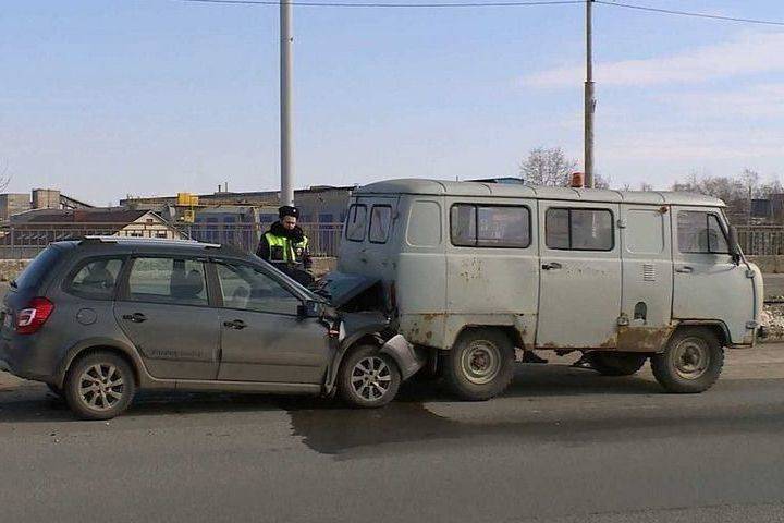Костромские ДТП: «Лада» врезалась в машину дорожных служб