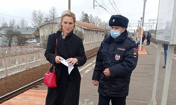 Члены профсоюза «Альянс врачей» приехали к покровской колонии и требуют допуска к Навальному