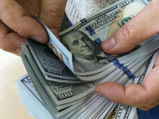 Курс доллара превысил 77 рублей впервые с 16 ноября — возможны новые риски