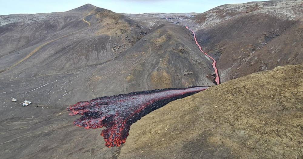 На вулкане Фаградальсфьядль в Исландии образовались новые трещины: туристов эвакуировали