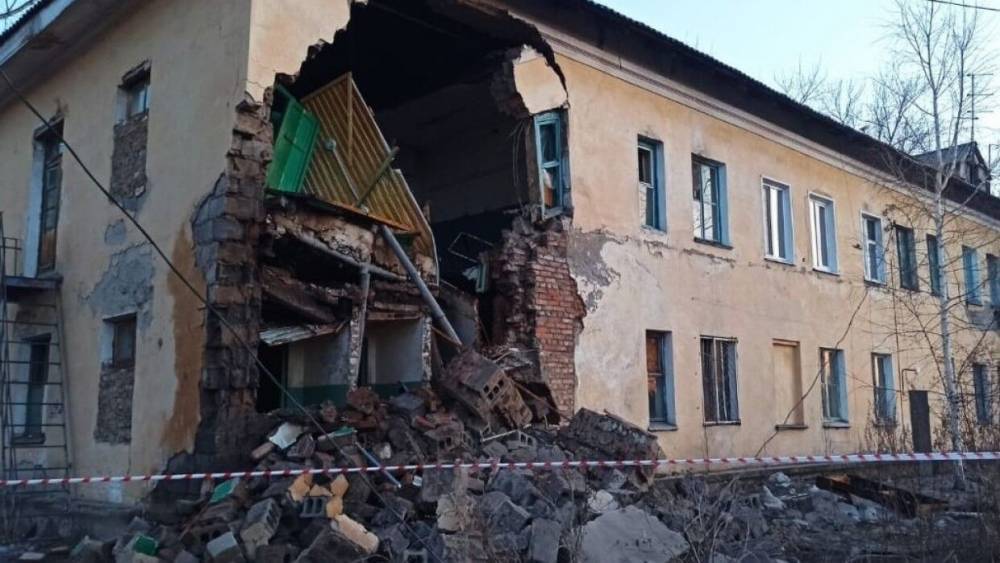 Часть двухэтажного жилого дома рухнула в Красноярском крае