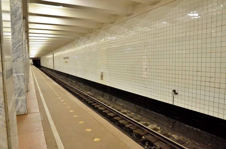 Упавшую на рельсы девушку спасли в столичном метро