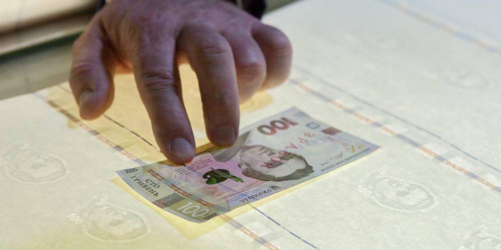 Восемь тысяч гривен для ФОПов. Зеленский подписал закон о карантинных выплатах в красных зонах