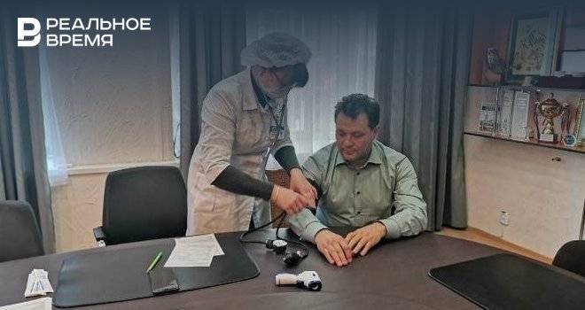 Глава Елабужского района РТ сделал прививку от коронавируса и передал эстафету своему заместителю