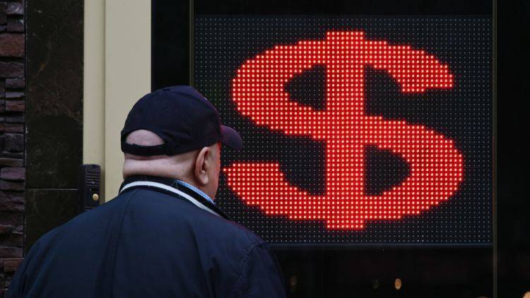 Доллар снова "подрос": угрожает ли это рублю - экономист