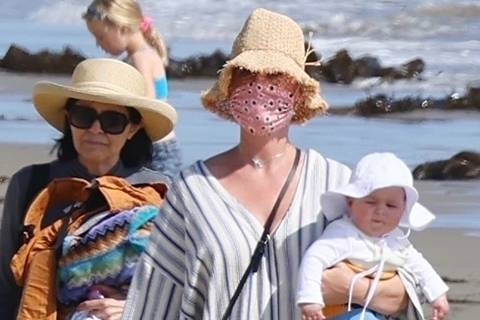 Кэти Перри и Орландо Блум с дочерью Дейзи на пляже в Санта-Барбаре