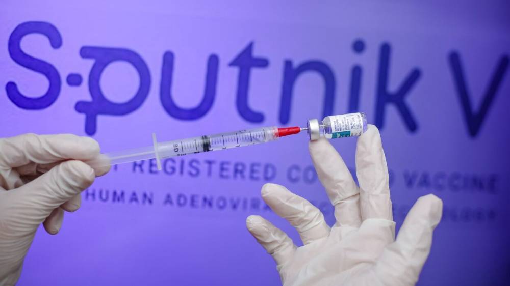 Смольный отчитался о поступлении в Петербург почти 30 тысяч доз вакцины "Спутник V"
