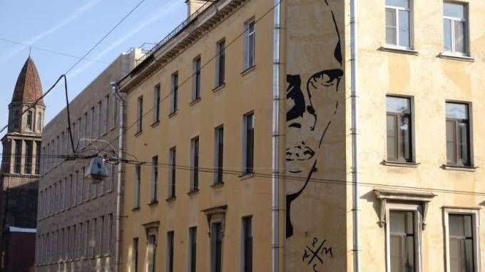 Жильцы дома на Маяковской борются с властями Центрального района за сохранение граффити Хармса