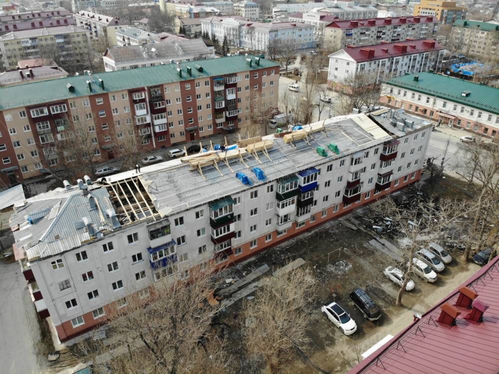 Крыша пострадавшего от пожара дома на Сахалинской почти готова