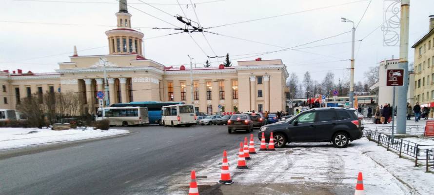 Суд признал незаконной платную парковку у железнодорожного вокзала в Петрозаводске