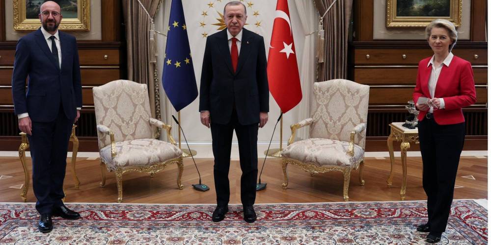 Главе Еврокомиссии не хватило стула на встрече с Эрдоганом — видео