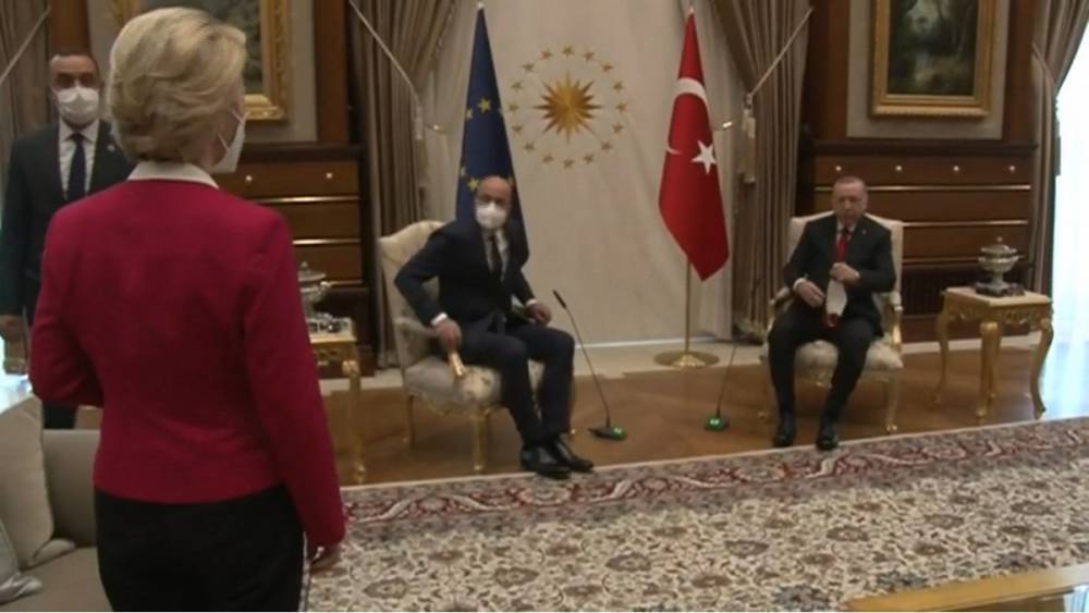 Президенту Еврокомиссии не нашлось стула на встрече в Турции: видео