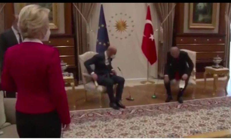 Глава Еврокомиссии Урсула фон дер Ляйен потеряла дар речи, когда мужчины в Турции оставили ее без стула