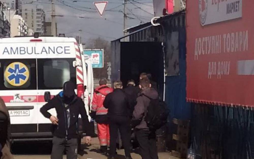 На рынке в Киеве устроили погром, фото: избили продавщицу и опрокинули на нее холодильник
