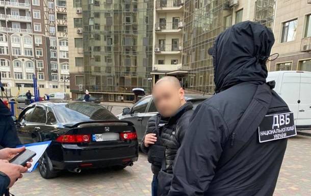 В Одессе бывший полицейский обложил "данью" веб-модель