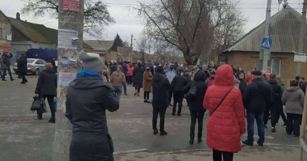 В Запорожье предприниматели вышли на протест и перекрыли движение трамваев фото (5 фото)