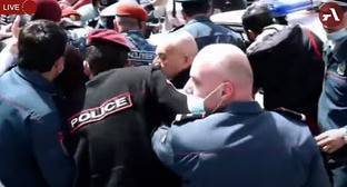Полиция помешала участницам акции протеста прорваться в здание правительства Армении