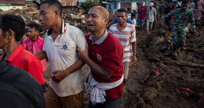 Последствия смертоносных оползней и наводнений в Индонезии