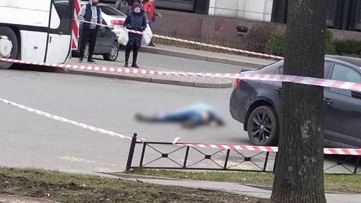 В Петербурге неизвестный на улице зарезал мужчину и ранил его отца