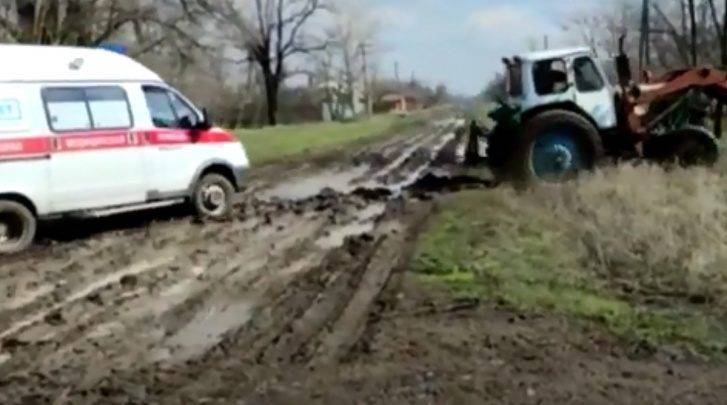 В Ростовской области застрявшая в грязи скорая помощь опоздала к умирающему пациенту — видео