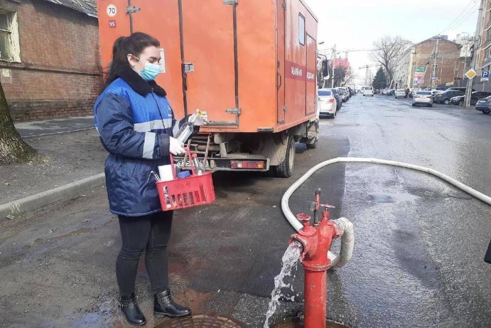 В Ростове «Водоканал» проводит промывку водопроводных сетей и отбор проб воды