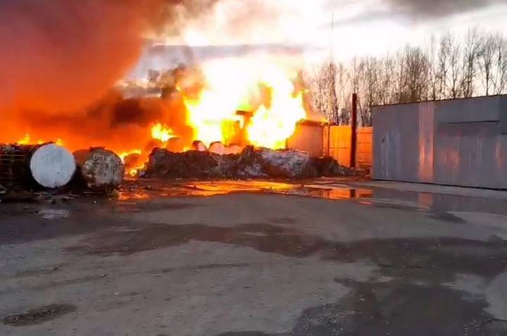 Жители Дагестана сняли взрывы в районе склада в Буйнакске