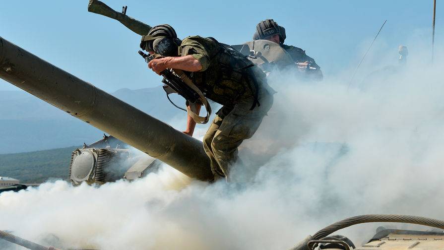 На территории воинской части в Дагестане загорелся танк