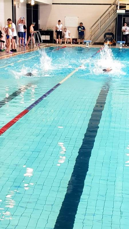 В Холмске провели соревнования по плаванию для особенных детей