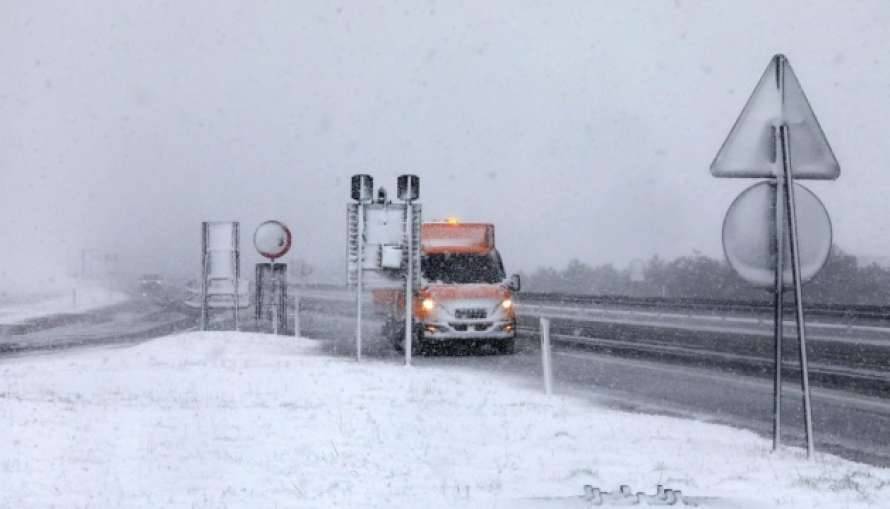 В Хорватии мощные снегопады парализовали дороги (ФОТО, ВИДЕО)
