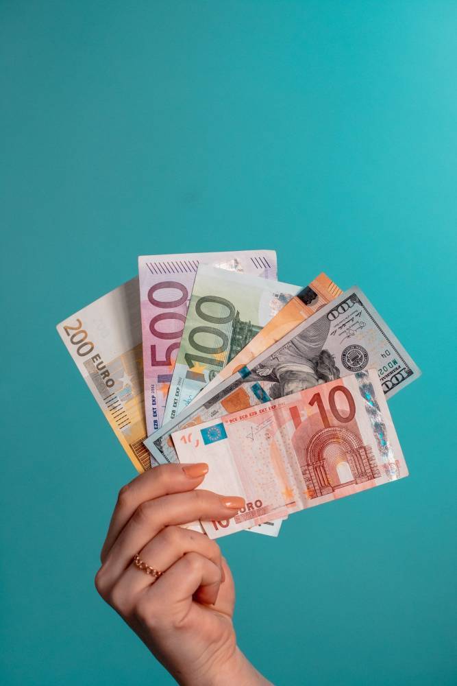 Курс валют на 8 апреля: доллар и евро продолжают стремительно дорожать