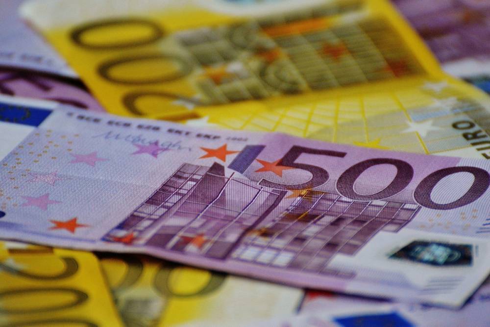 В апреле курсы доллара и евро могут снизиться на 4 рубля