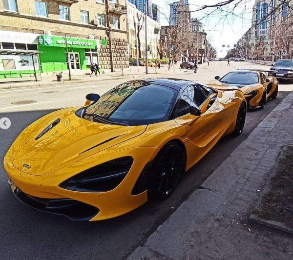 В Украине на парковке засветились два крутых суперкара McLaren