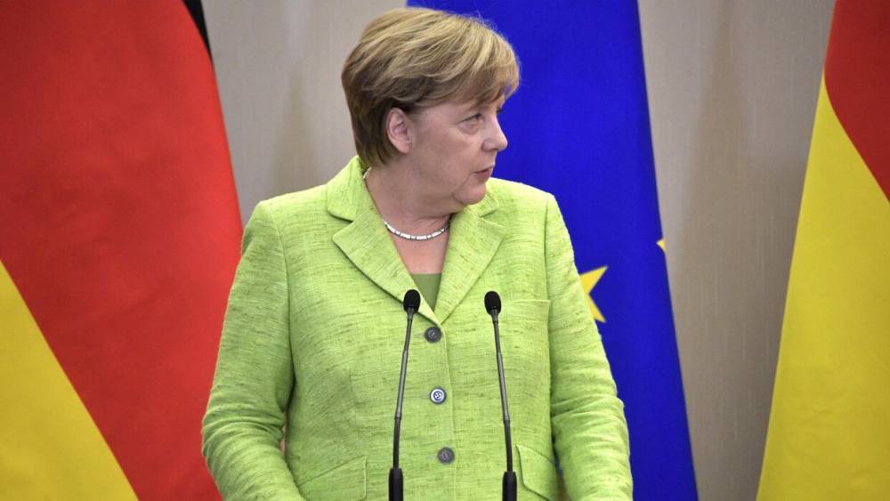 Меркель призвала Россию отказаться от усиления присутствия войск у границы с Украиной