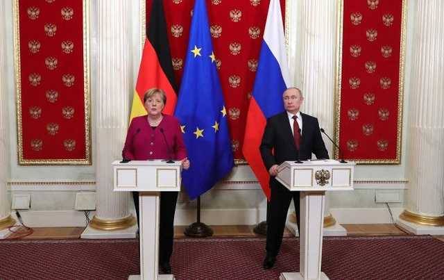 Путин и Меркель обсудили обострение на Донбассе