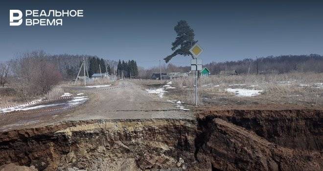 В Татарстане провалилась дорога из-за подмыва водопропускных труб