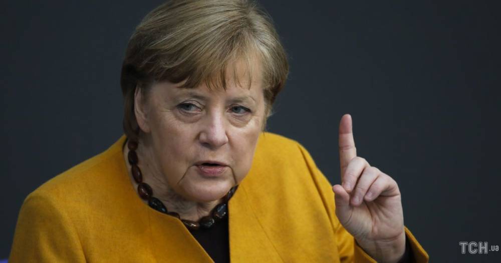 Меркель призвала Путина прекратить наращивание войск РФ на границе Украины