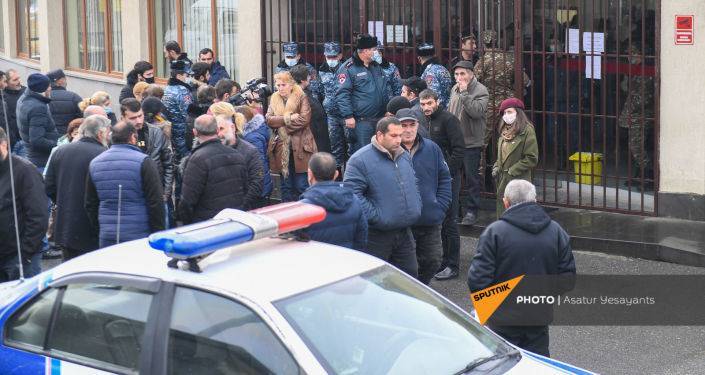 Родители пропавших военных на протяжении уже 7 часов блокируют здание Минобороны Армении