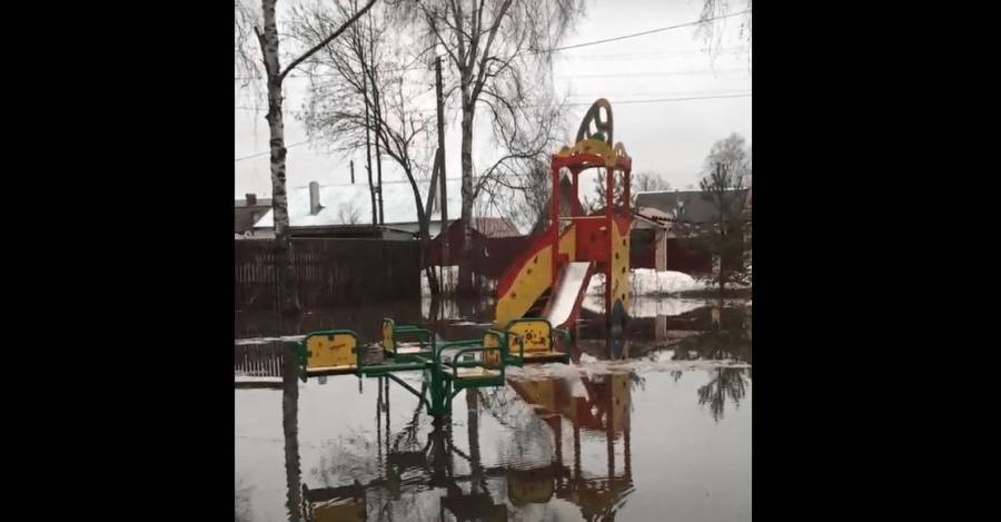 Костромичи жалуются на новое озеро на месте детской площадки