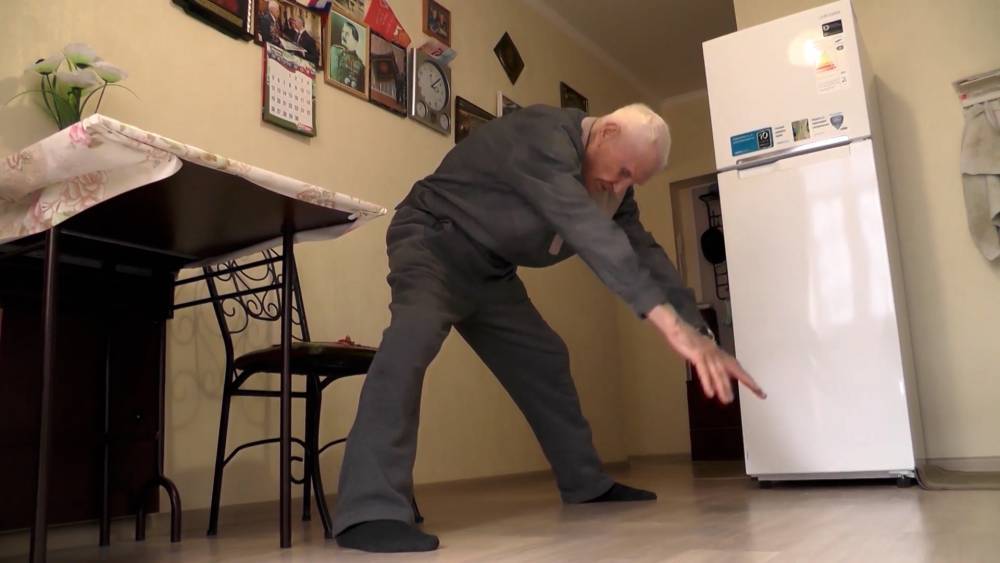 Ветеран ВОВ из Симферополя в свои 95 лет укрепляет здоровье с помощью йоги.