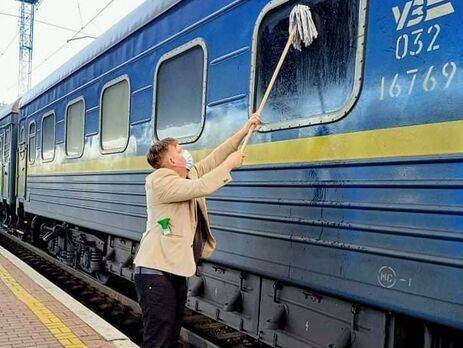 Фото датчанина, моющего окно украинского поезда, стало вирусным. Лучшие мемы