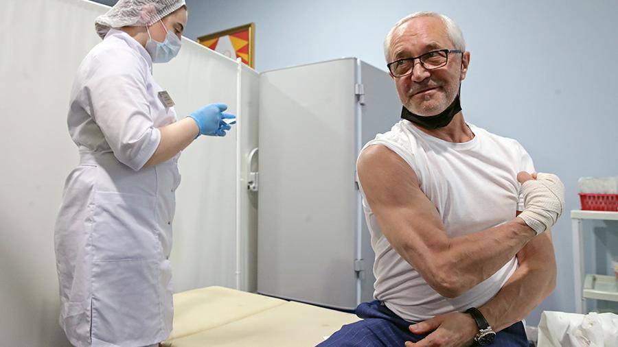 Актер Евгений Герасимов привился от COVID-19 вакциной «Спутник V»