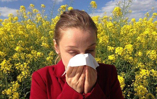 Принимать душ после улицы: россиянам дали советы на время сезона аллергии