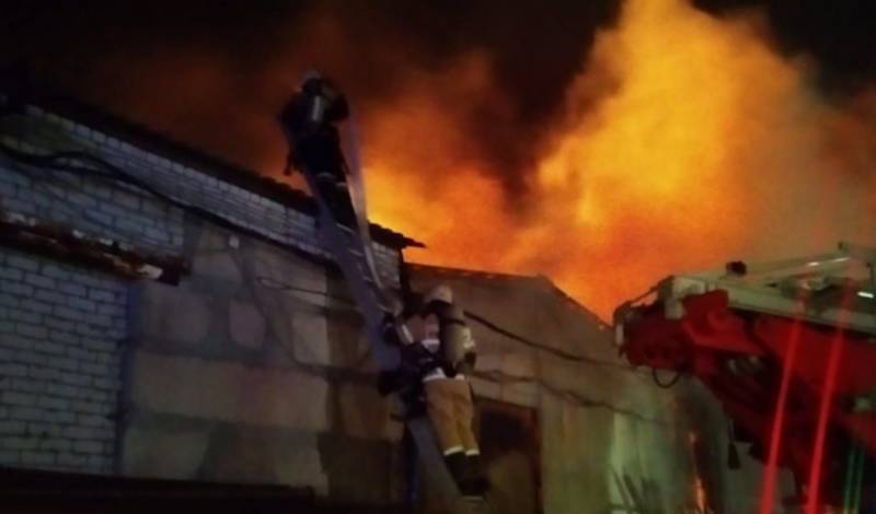 На складе с дробью в Волгограде вспыхнул пожар (ВИДЕО)
