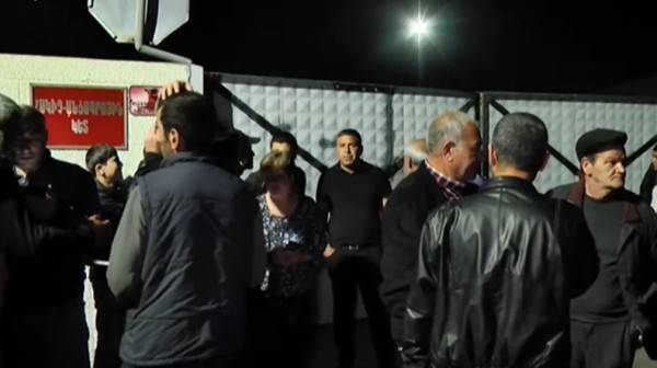 Здание Минобороны Армении блокируется родными без вести пропавших лиц