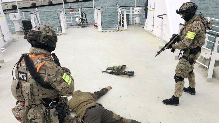 В Черном море пограничники "освободили" судно от террористов - фото
