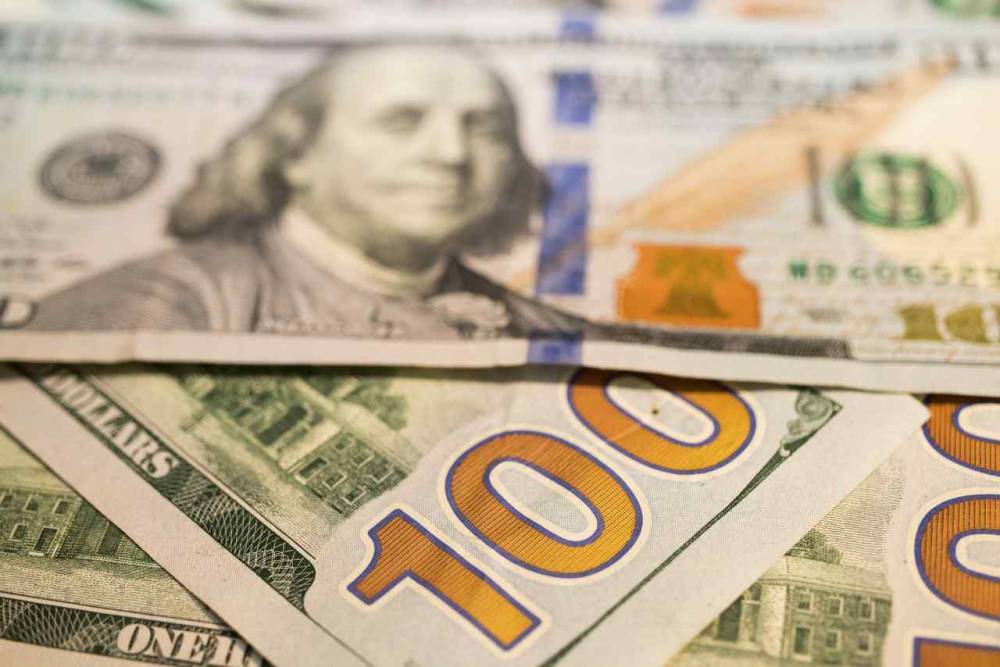 Экономист Зайченко посоветовал продавать доллары при курсе в 81 рубль