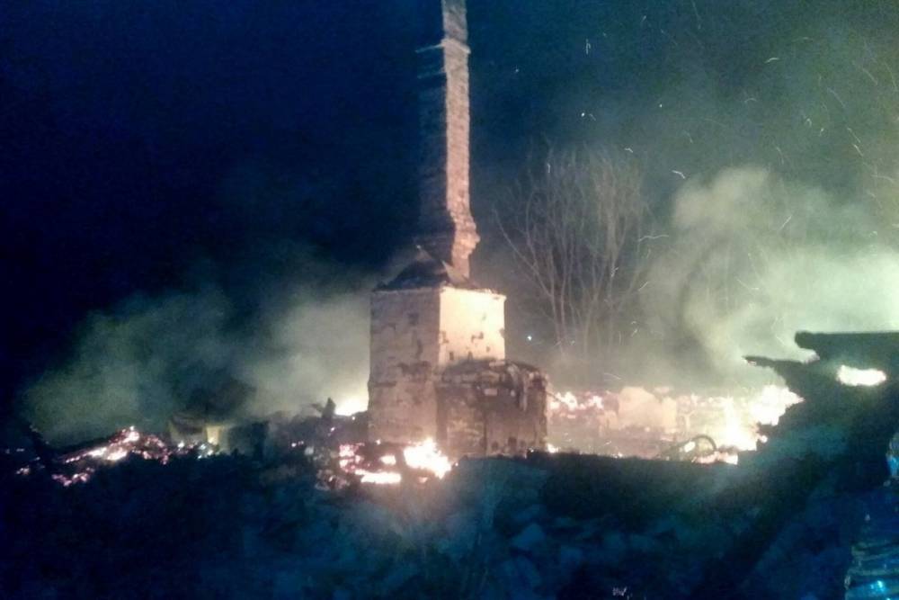 В Починковском районе всю ночь боролись с огнем, охватившем жилой дом