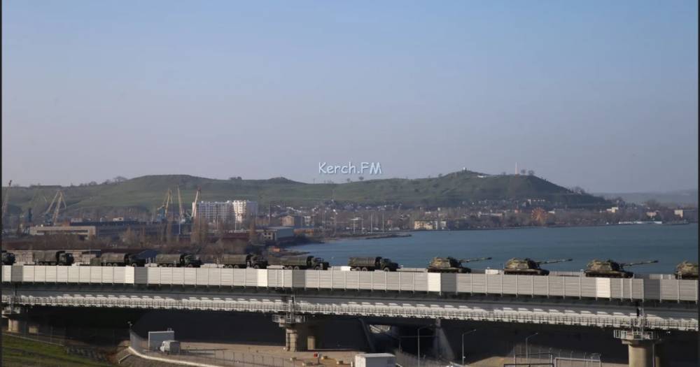 На крымском мосту заметили большую колону техники и артиллерии (фото, видео)