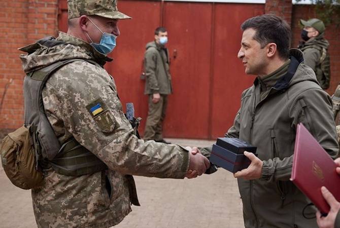 Зеленский на Донбассе побывал на передовой и вручил награды военнослужащим
